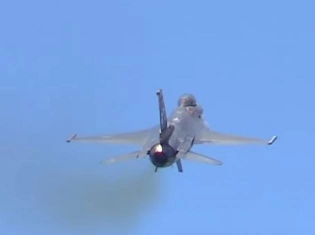 F-16 Viper πάνω από την παραλία του Μαΐάμι (βίντεο)